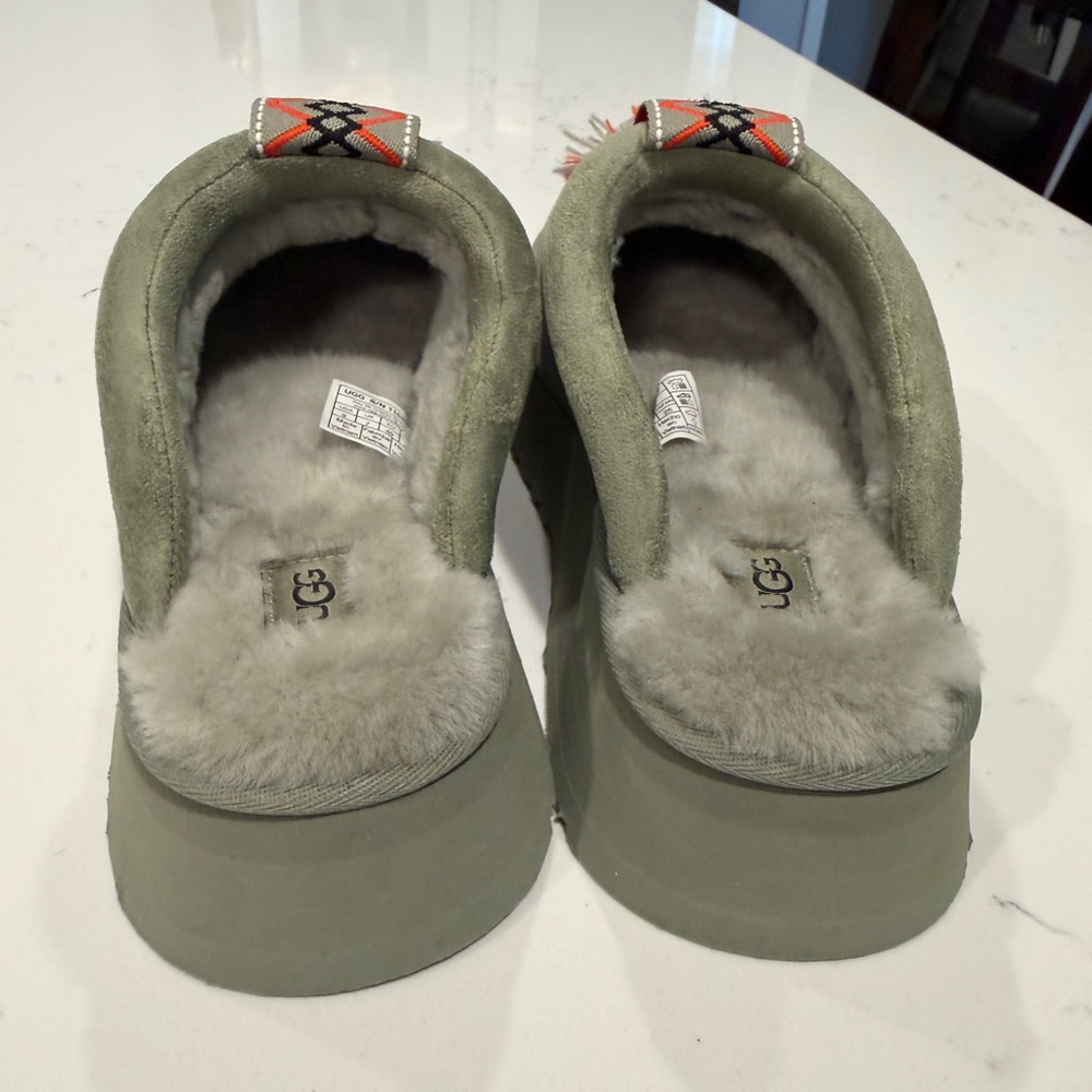 New! UGGS! - Picture 8 of 16